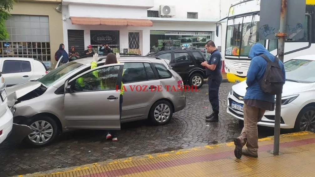 Congestión vehicular en la zona céntrica por un cuádruple choque